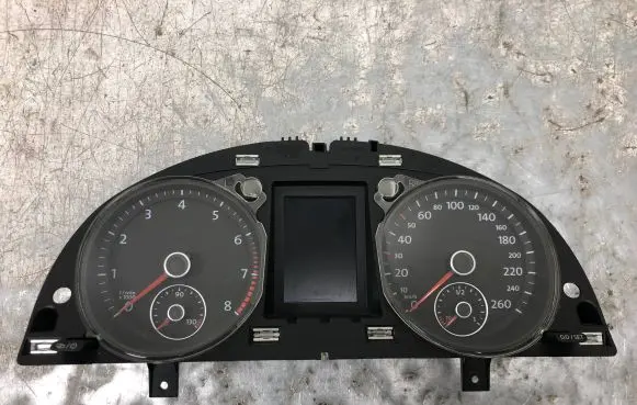 Volkswagen PASSAT B7 Speedometer (instrument cluster) 3AA920870N