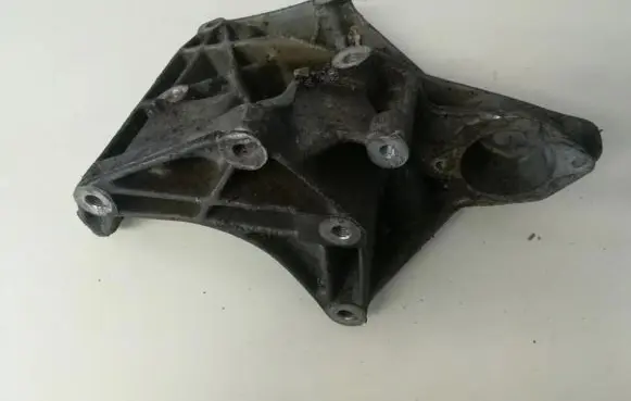 Opel Vectra B Engine mounting bracket 9240101