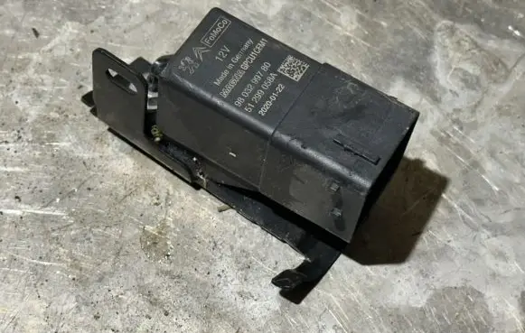 Peugeot 3008 I Glow plug pre-heat relay 9803299780