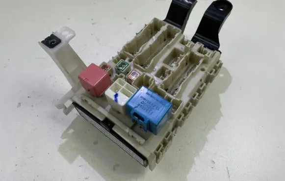 Toyota Corolla E140 E150 Fuse module 8273002V50 821450ZN00D
