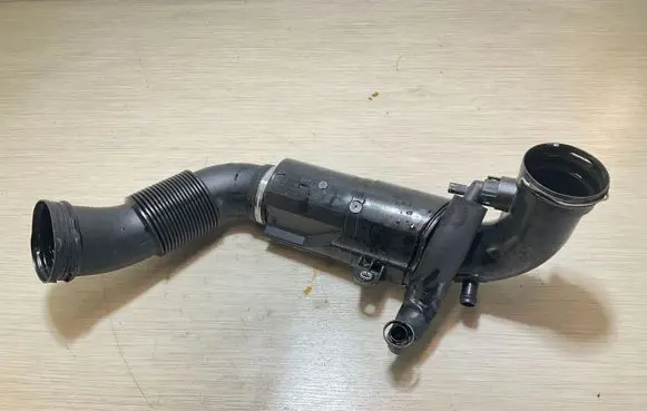BMW 1 F40 Turbo air intake inlet pipe/hose 23557610 8693166