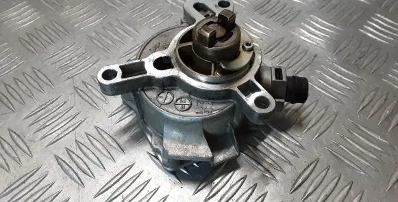 Volvo V40 Vacuum pump 31316688