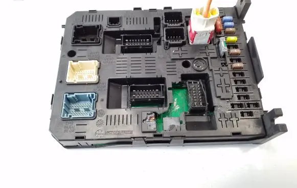 Citroen C4 I Fuse module 281197595