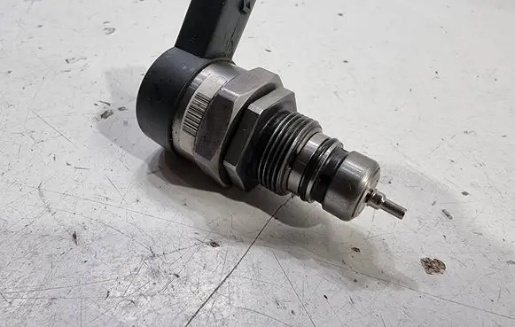 Audi A6 S6 C7 4G Fuel pressure regulator 057130764AE 0281006254 30816833