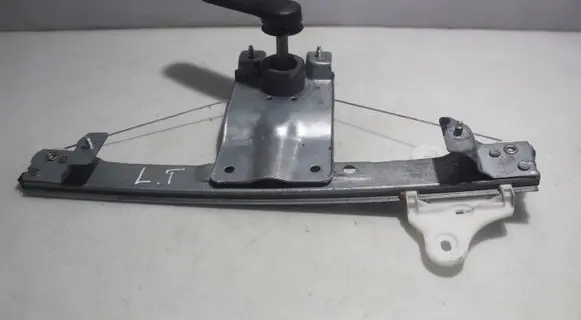 Rear window lifting mechanism without motor