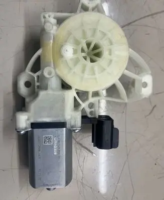 Rear window lifting mechanism without motor