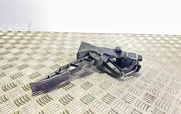 Accelerator throttle pedal