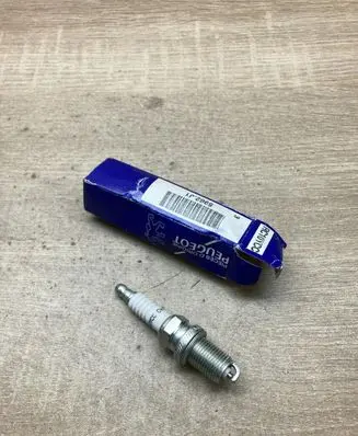 Peugeot 206+ Spark plug 5962J1 RC10YCC
