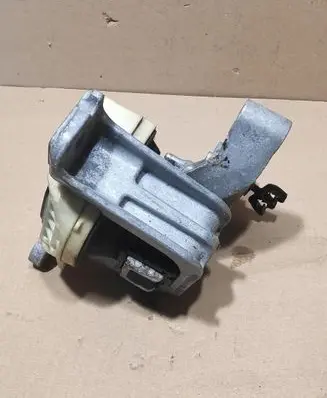 Engine mount vacuum valve