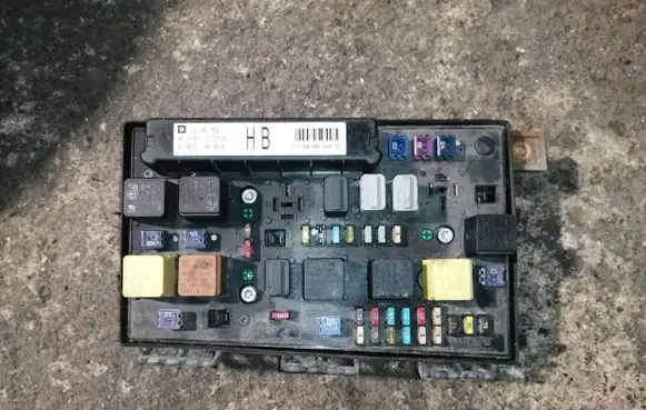 Opel Zafira B Fuse module 13206754