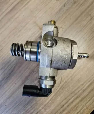 Skoda Superb B8 (3V) Fuel injection high pressure pump 06L127025T