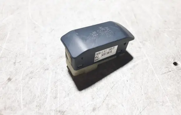 Passenger airbag on/off switch