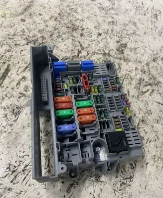BMW 1 E81 E87 Fuse module 10688710