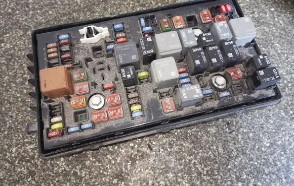 Opel Insignia A Fuse module 13275874 13222782