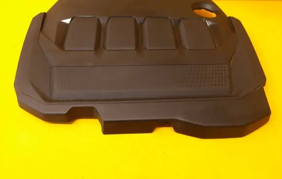 Volkswagen Tiguan Engine cover (trim) 03L103925E