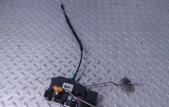 Chevrolet Volt I Rear door lock 13579551