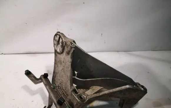 Volkswagen Touareg I Engine mounting bracket 070199307A