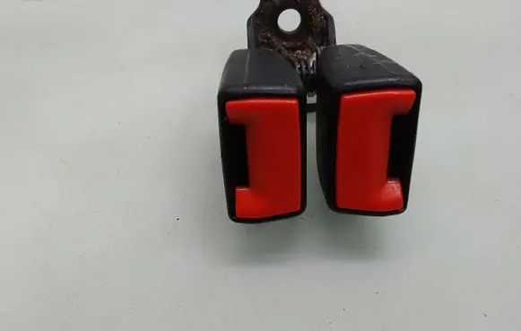 Middle seatbelt buckle (rear)