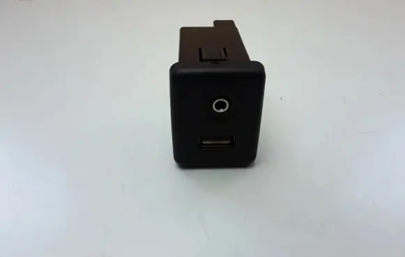 Opel Astra K AUX in-socket connector 13599456