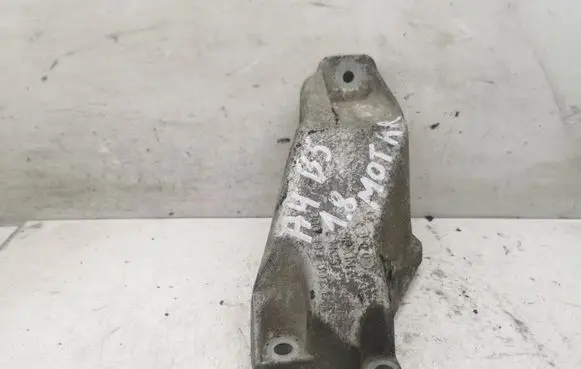 Audi A4 S4 B5 8D Engine mounting bracket 8D0199307L