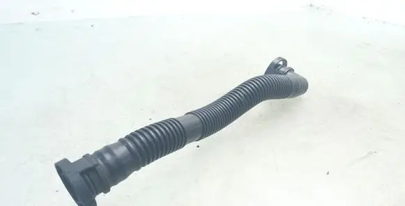 Volkswagen PASSAT B6 Breather hose/pipe 06A131127L