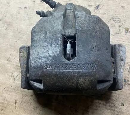 BMW 5 E39 Front brake caliper 6022296