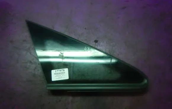 Opel Zafira B Rear side window