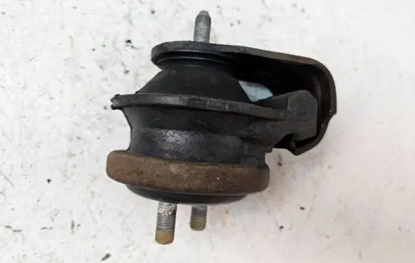 Suzuki Grand Vitara II Engine mount bracket