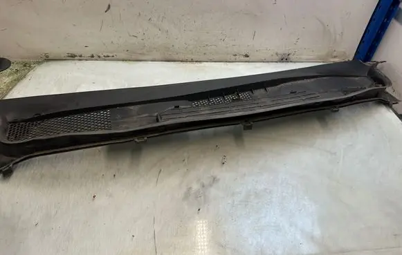 Mercedes-Benz B W245 Wiper trim A1698300413