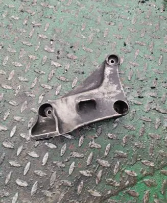 BMW 5 E39 Engine mounting bracket 6750441