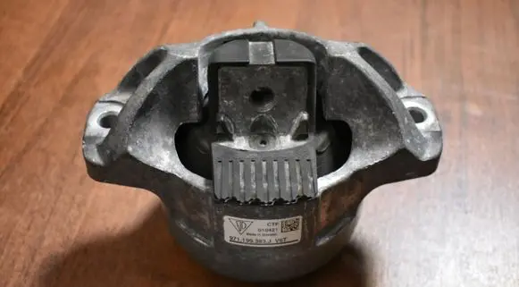Porsche Panamera (971) Engine mount vacuum valve 9671199383J555525