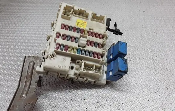 Nissan Almera N16 Fuse module 243505M310