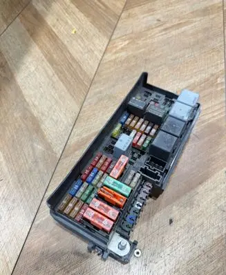 Mercedes-Benz R W251 Fuse module A1645402372 YAP27237 13583853