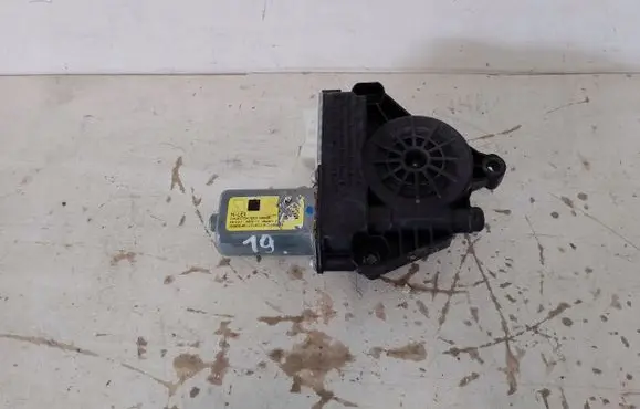 BMW 1 F40 Rear door window regulator motor 1060026