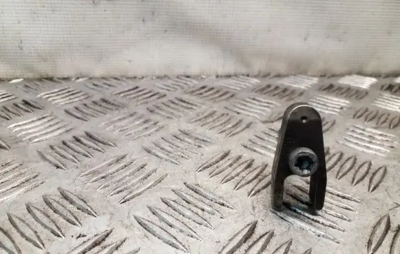 Chrysler 300 - 300C Fuel Injector clamp holder