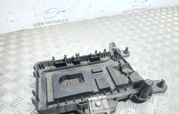 Volkswagen PASSAT B7 Battery tray 1K0915333