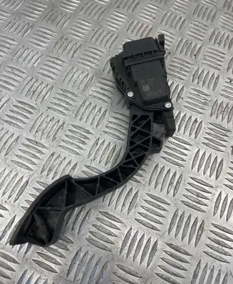 Accelerator throttle pedal