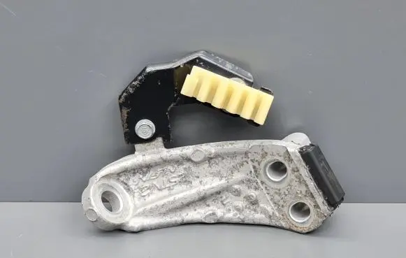 Engine mounting bracket