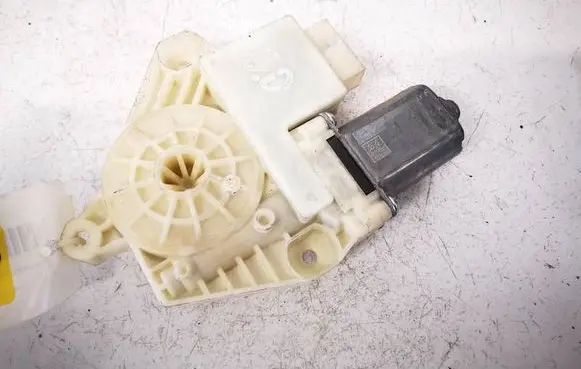 Volkswagen PASSAT B8 Rear door window regulator motor 5Q4959811E