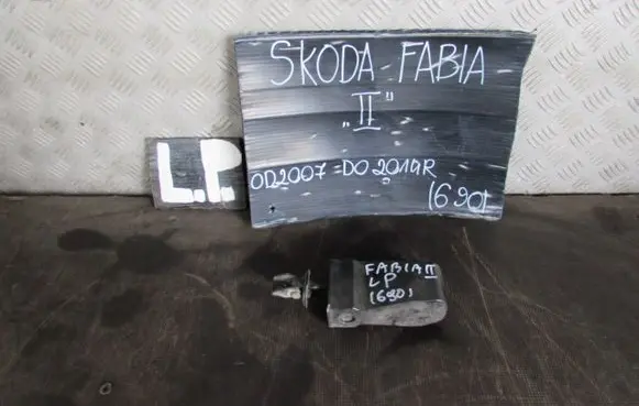 Skoda Fabia Mk3 (NJ) Front door check strap stopper 