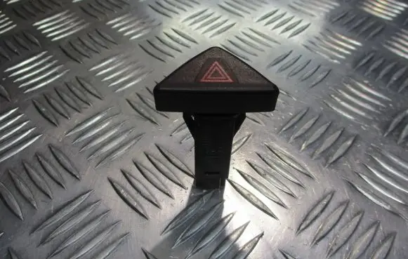 Volvo V70 Hazard warning light relay 