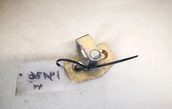 Opel Astra G Rear door lock loop/hook striker 