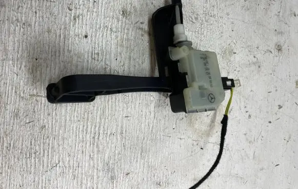 Mercedes-Benz CLK A209 C209 Central locking motor a2038201997