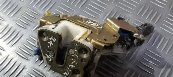 Nissan Serena Front door lock