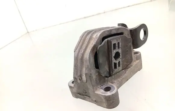 Engine mount bracket