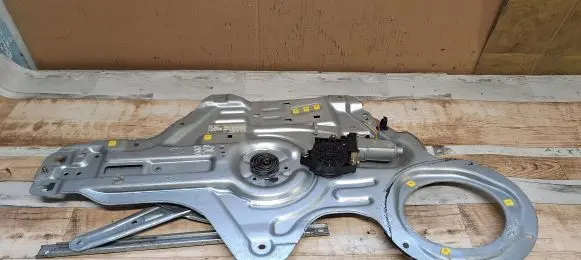 KIA Cerato Front door window regulator with motor 824702F020