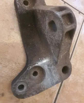 Engine mounting bracket