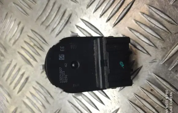 Opel Astra J Wing mirror switch 13271827 211723