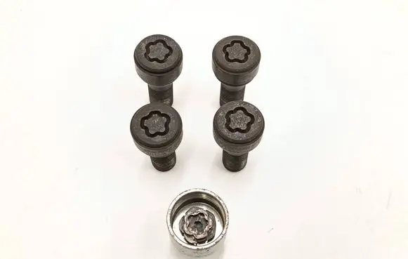 BMW 2 F45 Anti-theft wheel nuts and lock 2453961
