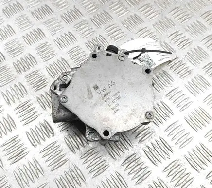 Volkswagen Golf VII Vacuum pump 06L145100F